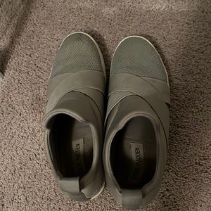 Steve Madden casual lace-less sneaker, grey size 7